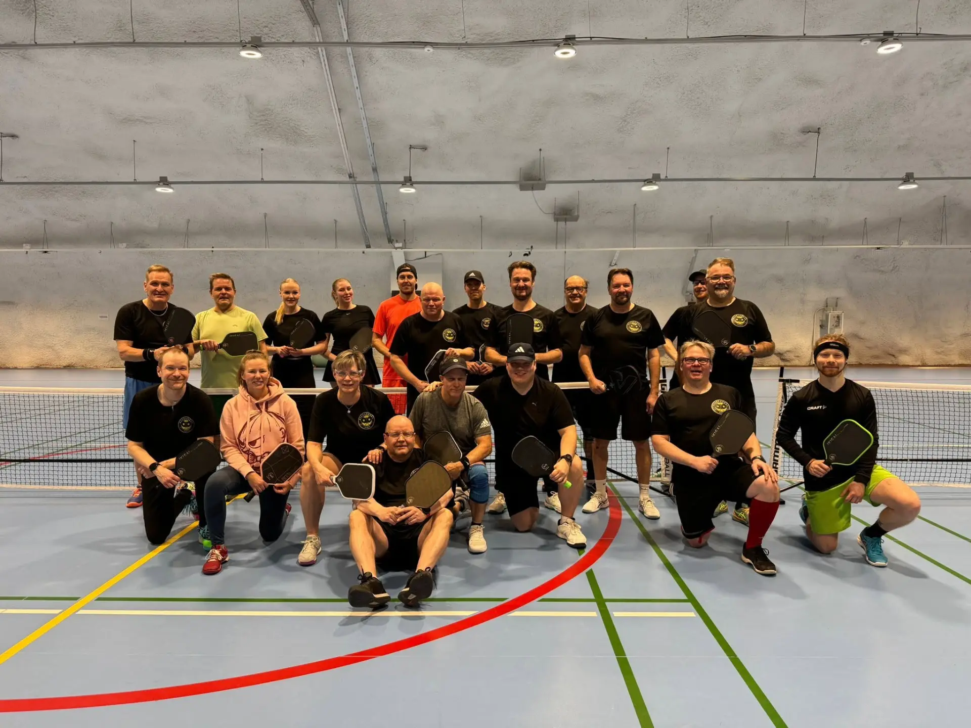 Pickleball Kuopion pelaajia ryhmäkuvassa hallissa