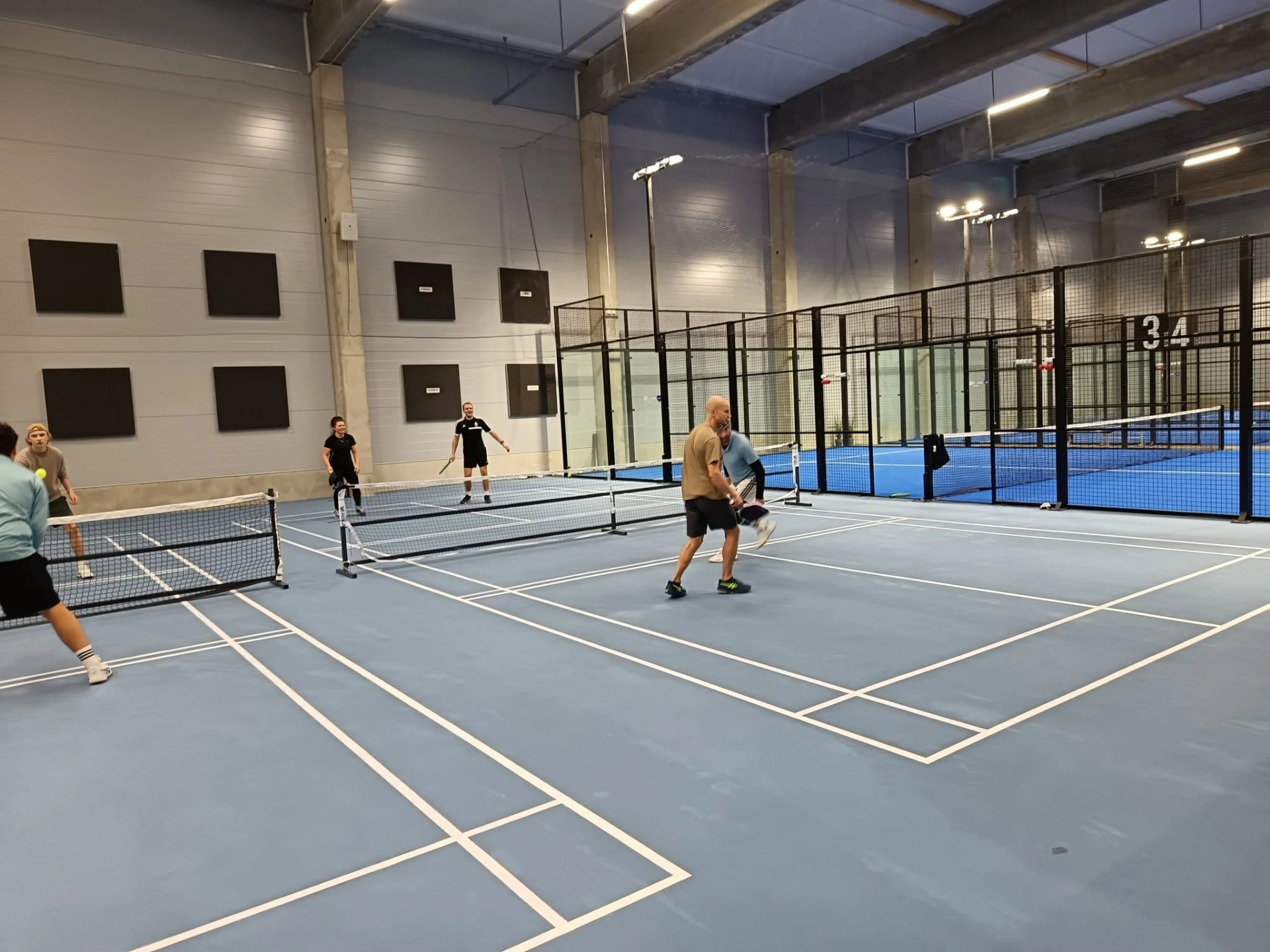 Pickleball-peliä sisähallissa