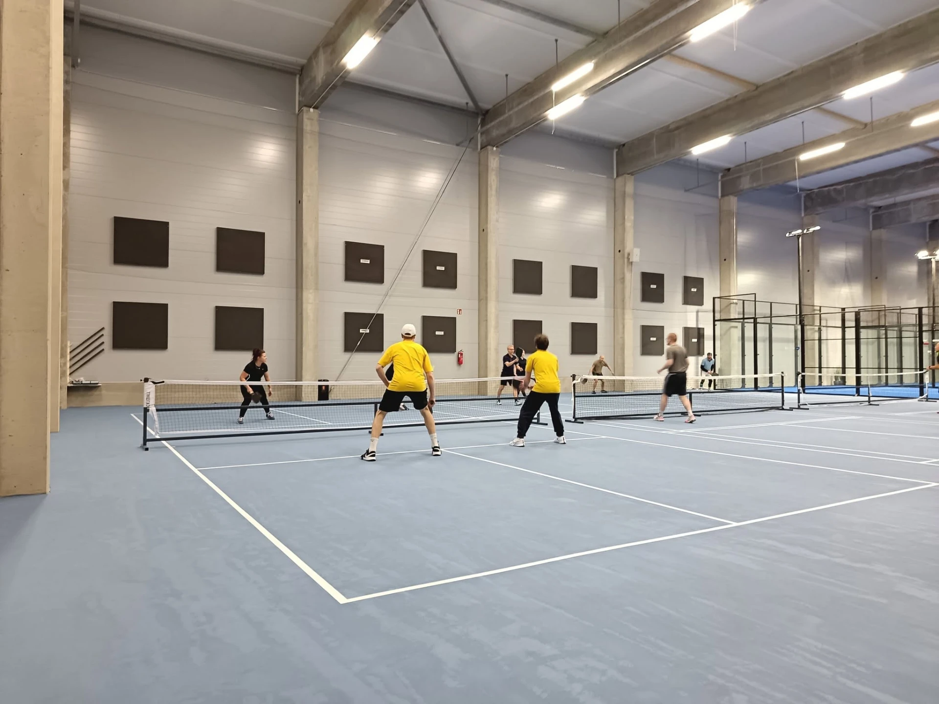 Pickleball-vuoro täydessä sisähallissa