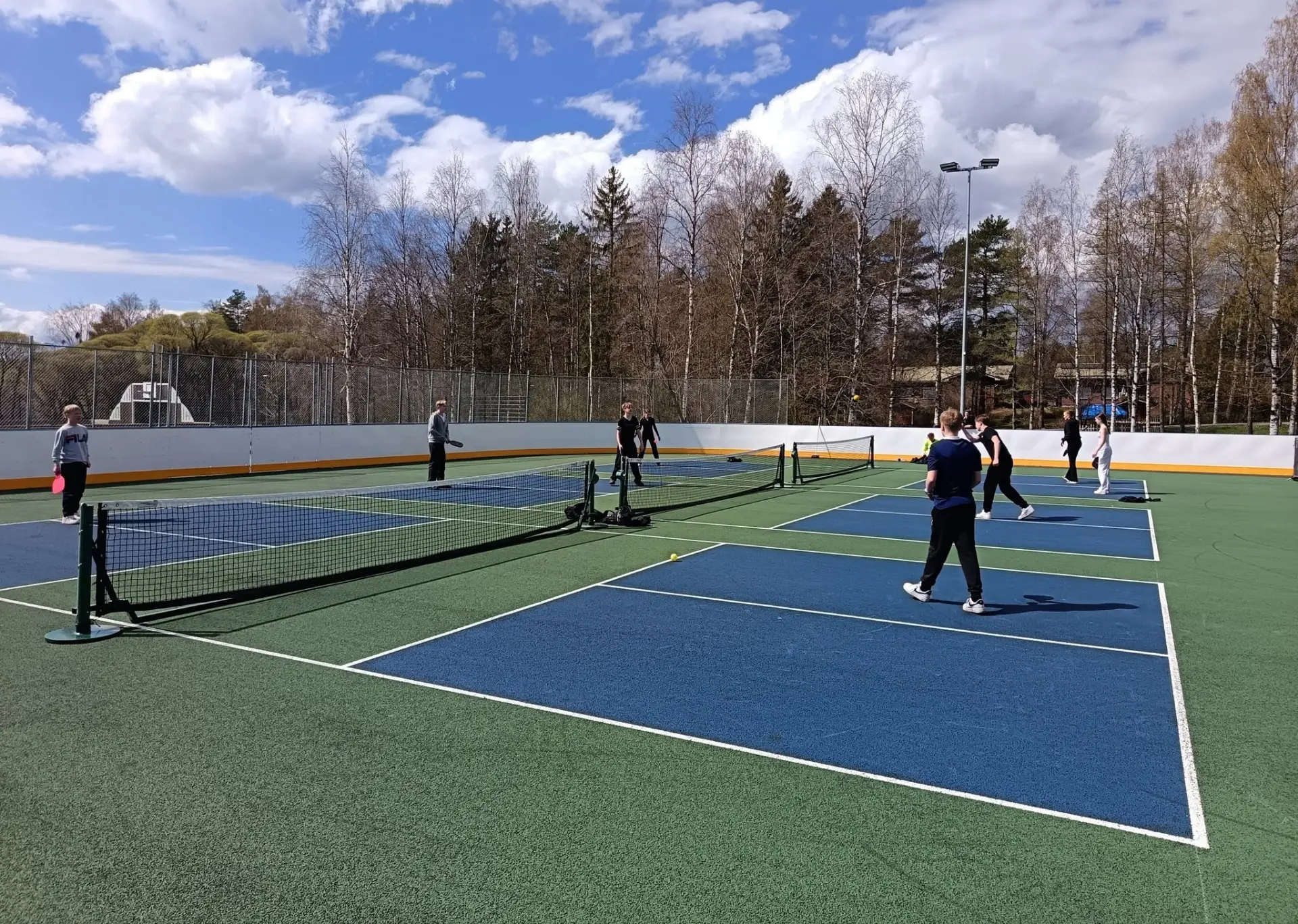 Pickleball-pelaajia ulkokentillä Kuopiossa